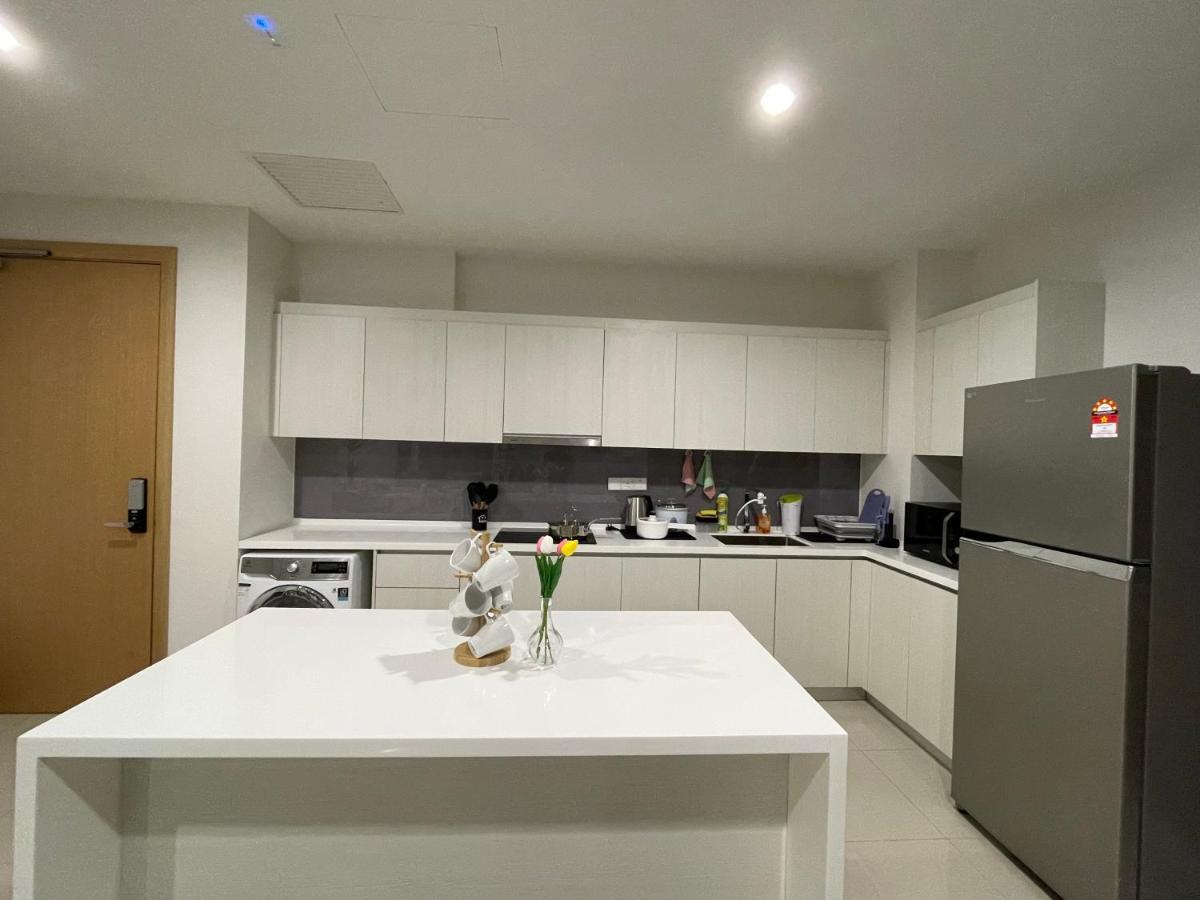 Apartment Luxe Suasana With Hot Tub By Yohome
