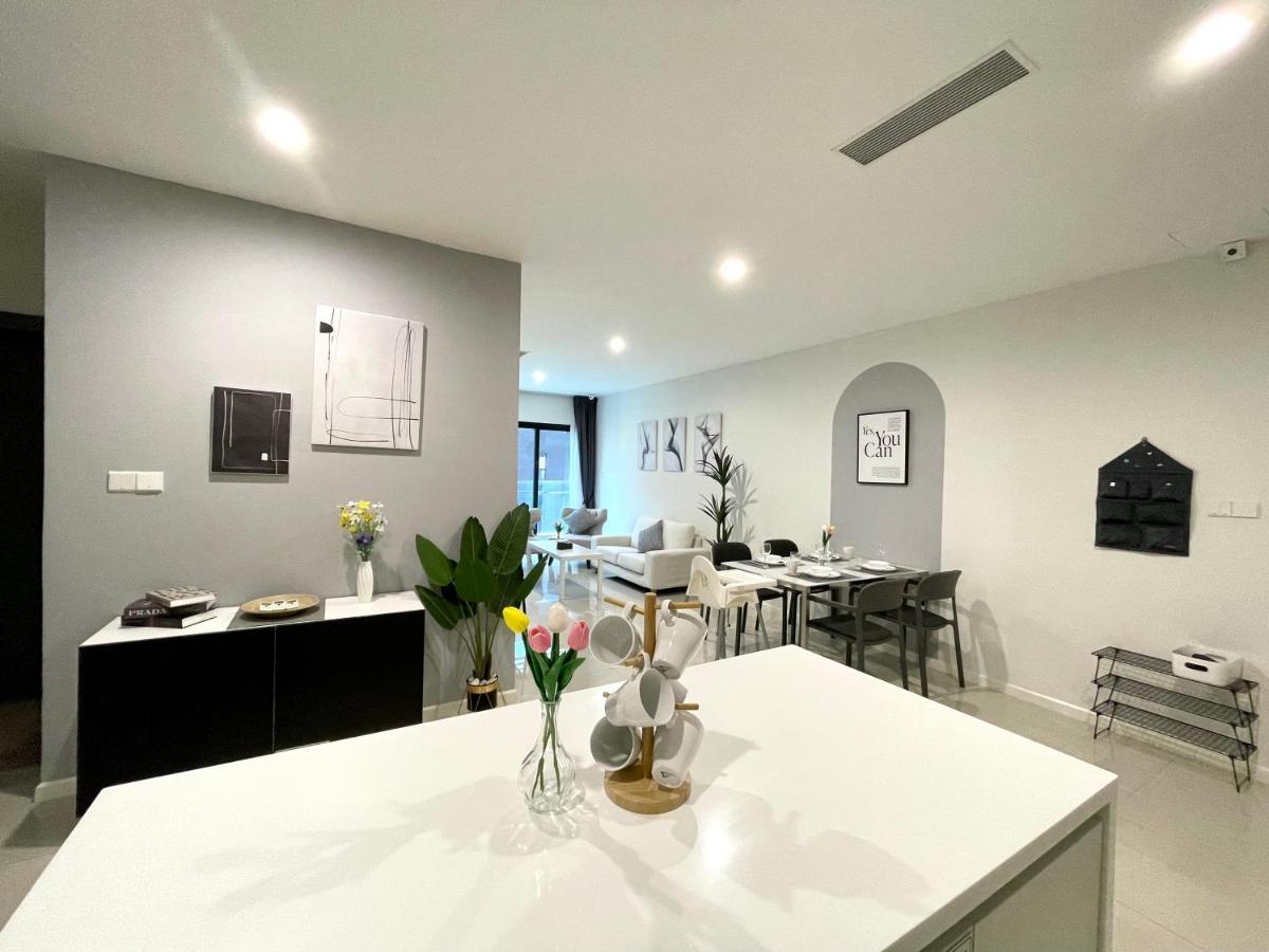 Apartment Luxe Suasana With Hot Tub By Yohome