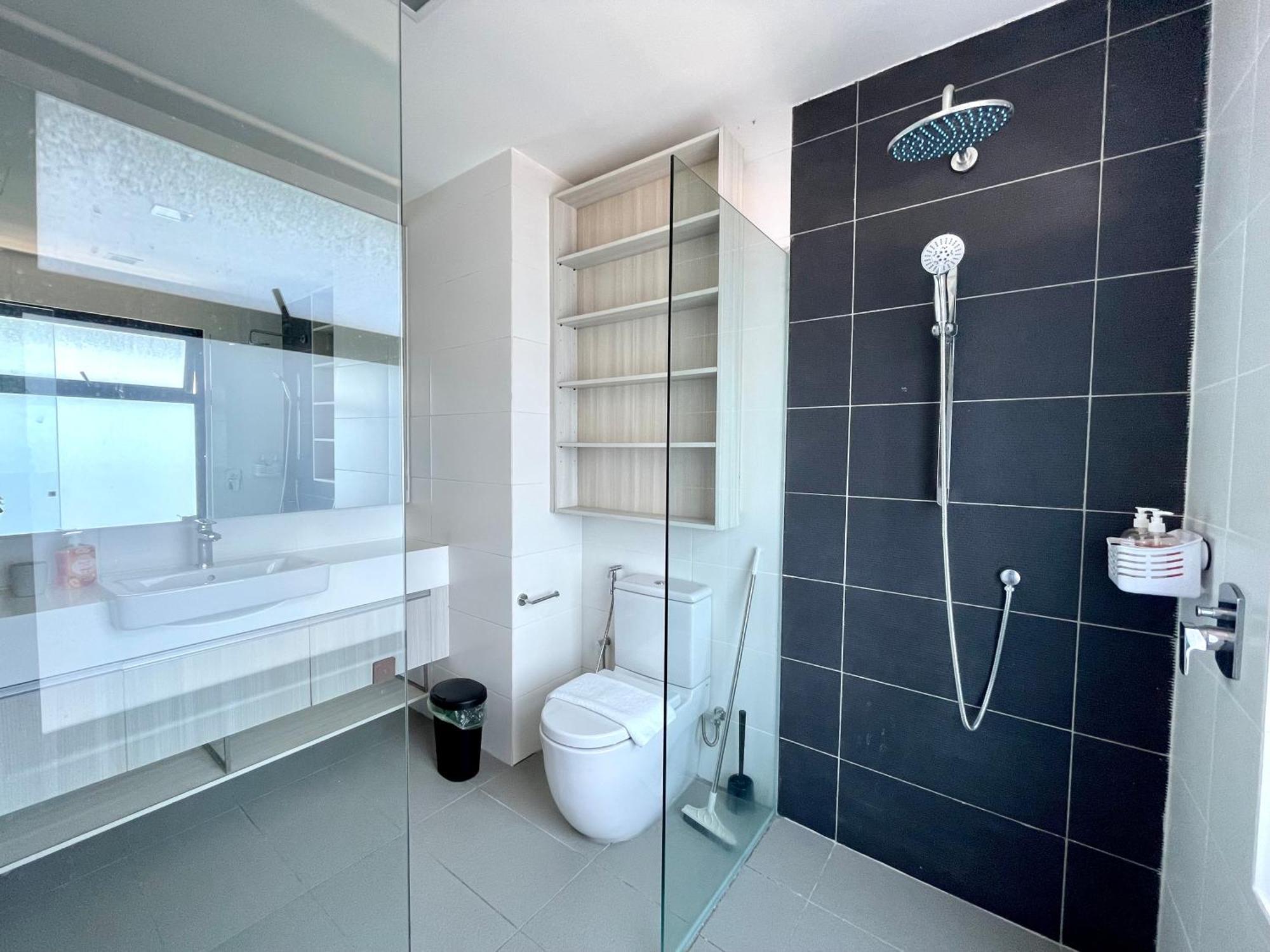 Apartment Luxe Suasana With Hot Tub By Yohome