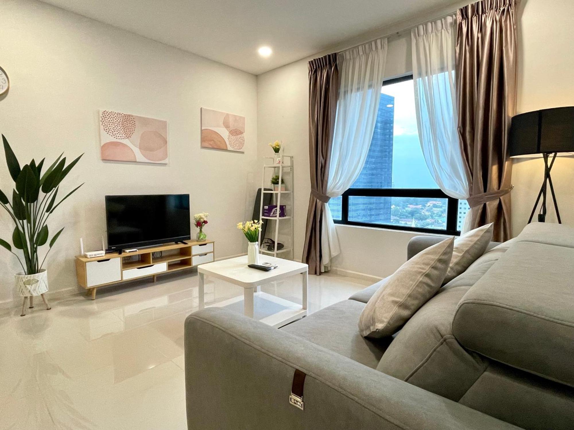 Apartment Luxe Suasana With Hot Tub By Yohome